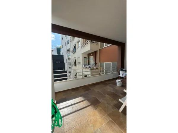Tirane, jepet me qera apartament 2+1+Ballkon Kati 5, 105 m² 500 € (well astir)