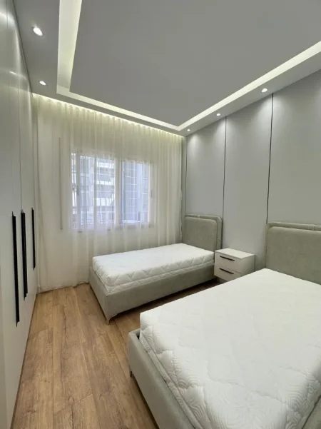 Tirane, shitet apartament 2+1+Ballkon Kati 1, 104 m² 215.000 € (Rr e kavsjes)