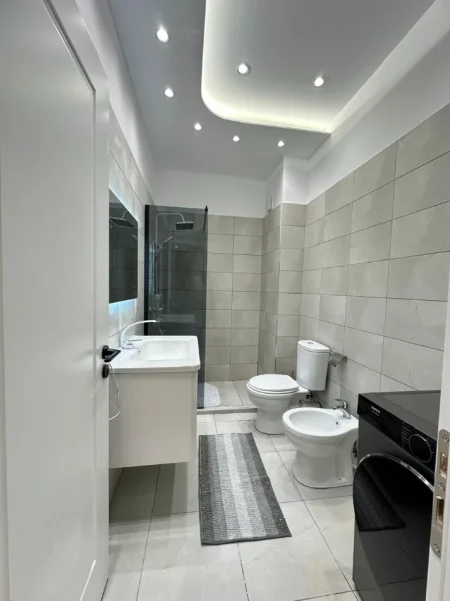 Tirane, shitet apartament 2+1+Ballkon Kati 1, 104 m² 215.000 € (Rr e kavsjes)