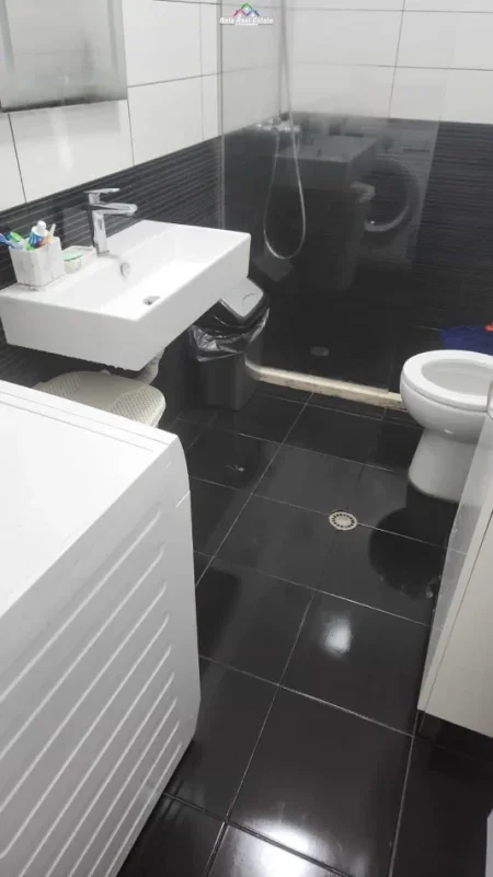 Tirane, jepet me qera apartament 2+1+Ballkon Kati 3, 75 m² 570 € (kompleksi golden park)
