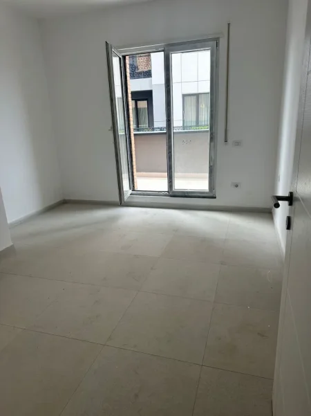 Tirane, jepet me qera zyre , 105 m² 600 € (Paskuqan)
