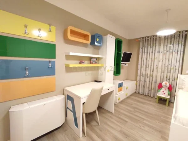 Tirane, jepet me qera apartament 3+1+Ballkon Kati 3, 190 m² 2.000 € (liqeni i tiranes rezidenca nobis)