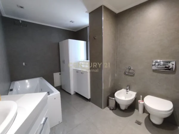 Tirane, jepet me qera apartament 3+1+Ballkon Kati 3, 190 m² 2.000 € (liqeni i tiranes rezidenca nobis)