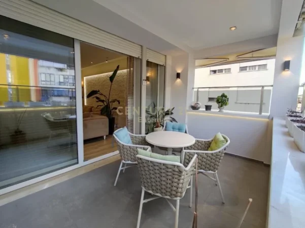 Tirane, jepet me qera apartament 3+1+Ballkon Kati 3, 190 m² 2.000 € (liqeni i tiranes rezidenca nobis)