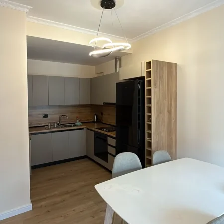 Tirane, jepet me qera 2+1+Ballkon , (Kompleksi Delijorgji)