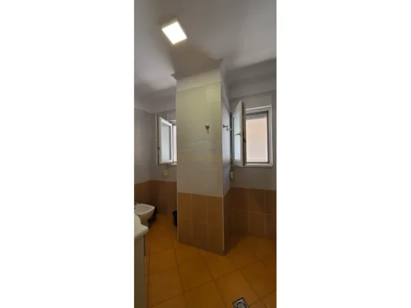Tirane, jepet me qera apartament 1+1 Kati 8, 68 m² 680 € (Ish Parku i Autobusave, Tirane)