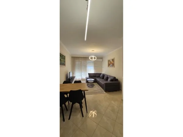Tirane, jepet me qera apartament 1+1 Kati 8, 68 m² 680 € (Ish Parku i Autobusave, Tirane)
