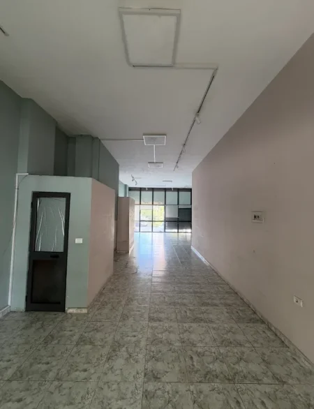 Tirane, jepet me qera dyqan Kati 0, 82 m² 820 € (Rruga 5 Maji)