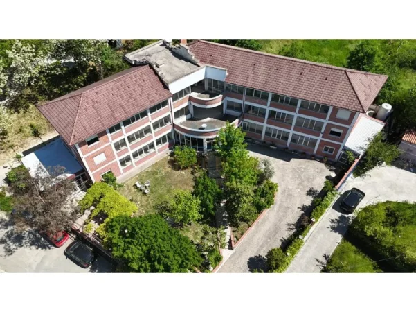 Tirane, jepet me qera hotel Kati 0, 1.601 m² 5.000 € (linze)