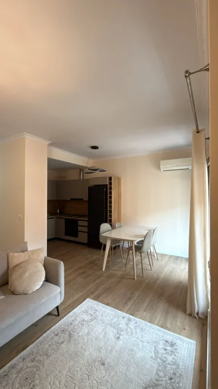 Tirane, jepet me qera apartament 2+1+Ballkon Kati 4, 90 m² 1.000 € (Kompleksi Delijorgji)