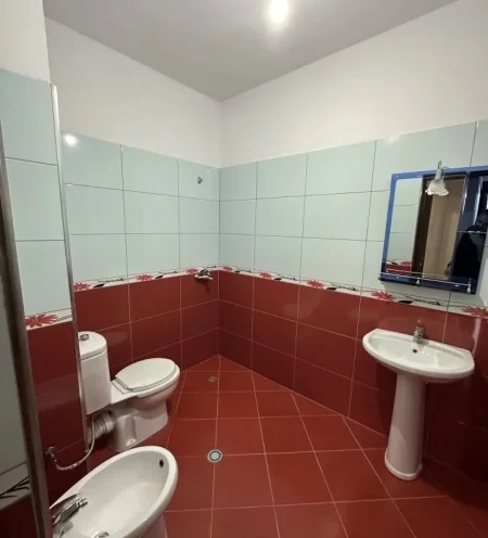 Tirane, jepet me qera apartament 2+1 Kati 2, 100 m² 620 € (loni ligori)