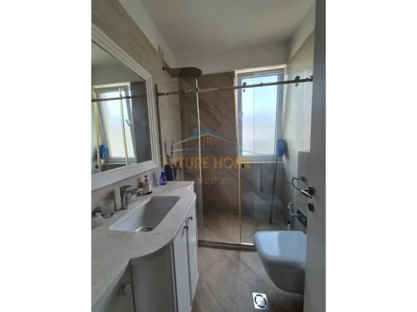 Tirane, jepet me qera apartament 2+1+2 Kati 4, 135 m² 1.050 € (LIQENI I THATE , Kompleksi FZ 2)