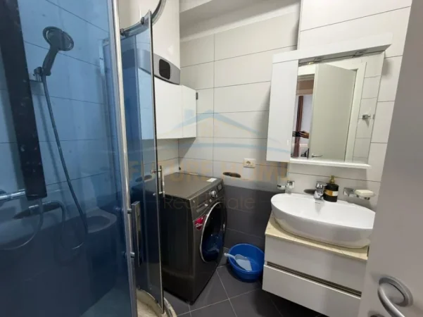 Tirane, jepet me qera apartament 3+1+2 Kati 4, 188 m² 1.400 € (LIQENI I THATE , Kompleksi FZ)