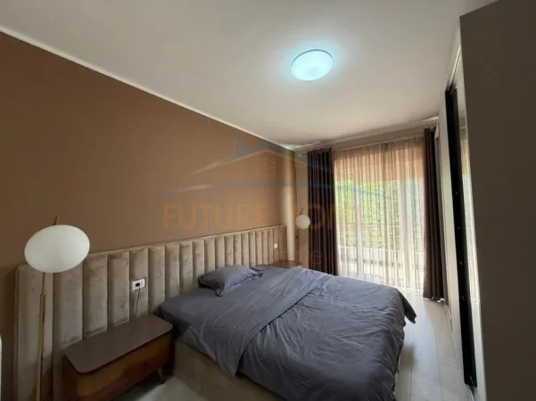 Tirane, jepet me qera apartament 3+1+2 Kati 4, 188 m² 1.400 € (LIQENI I THATE , Kompleksi FZ)