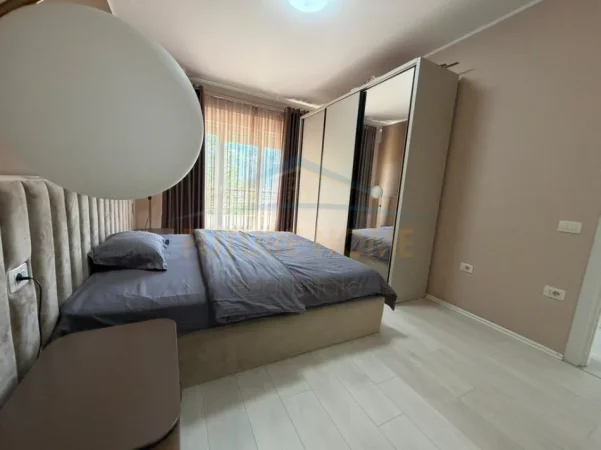Tirane, jepet me qera apartament 3+1+2 Kati 4, 188 m² 1.400 € (LIQENI I THATE , Kompleksi FZ)
