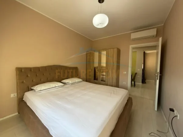 Tirane, jepet me qera apartament 3+1+2 Kati 4, 188 m² 1.400 € (LIQENI I THATE , Kompleksi FZ)