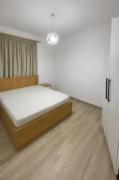 Tirane, jepet me qera Vile 1+1 Kati 1, 50 m² 520 € (rruga Vace Zela)