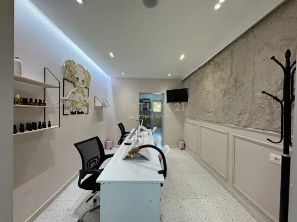 Tirane, jepet me qera ambjent biznesi , 66 m² 650 € 