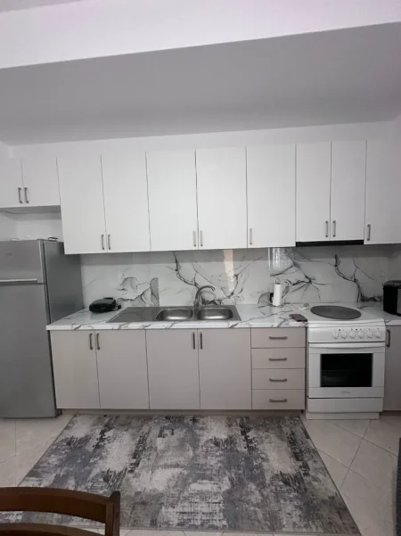 Tirane, jepet me qera Vile 1+1 Kati 1, 400 € 
