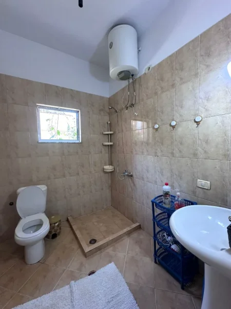 Tirane, jepet me qera Vile 1+1 Kati 1, 400 € 