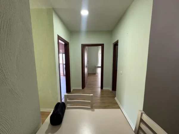 Tirane, jepet me qera apartament 2+1 Kati 5, 600 € (Rruga e Kavajës)