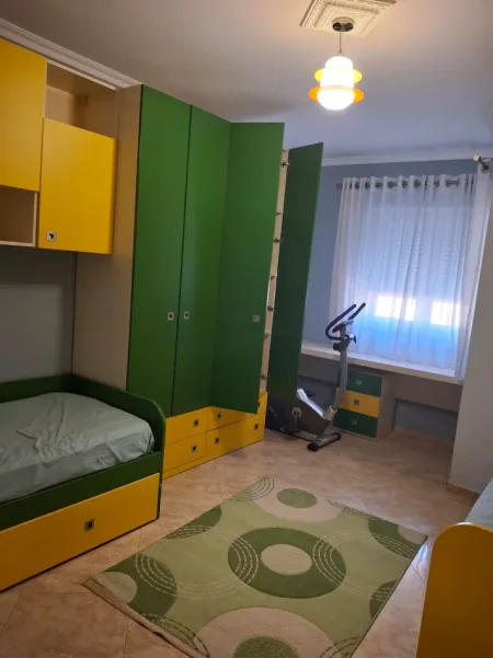 Tirane, jap me qera apartament 2+1+Ballkon Kati 5, 100 m² 55 000 Leke (Ali Dem)