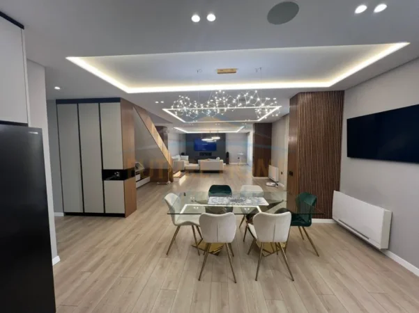 Tirane, jepet me qera apartament Dublex 4+1+3+Verande+Parkim , Kati 10, 256 m² 3.200 € (SQUARE 21 , Rruga e Kavajes)
