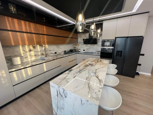 Tirane, jepet me qera apartament Dublex 4+1+3+Verande+Parkim , Kati 10, 256 m² 3.200 € (SQUARE 21 , Rruga e Kavajes)