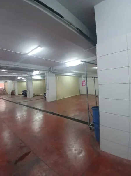 Tirane, jepet me qera garazh | post parkimi Kati -1, 550 m² 1.350 € (Astir)