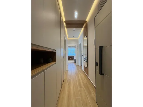 Tirane, jepet me qera apartament 2+1+Ballkon Kati 8, 105 m² 840 € (spitali amerikan 3)
