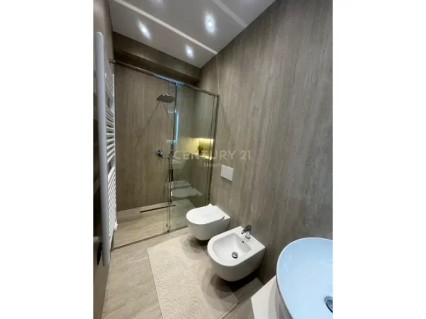 Tirane, jepet me qera apartament 2+1+Ballkon Kati 8, 105 m² 840 € (spitali amerikan 3)