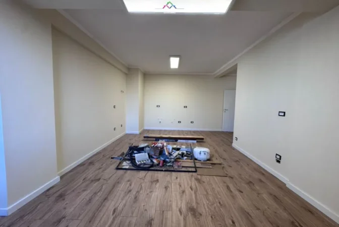 Tirane, jepet me qera zyre Kati 2, 106 m² 1.000 € (Rruga Naim Frasheri)