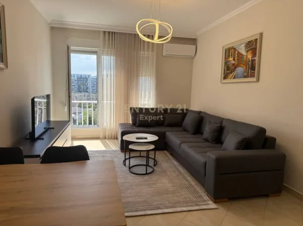 Tirane, jepet me qera apartament 1+1+Ballkon Kati 8, 75 m² 650 € (21 dhjetori)