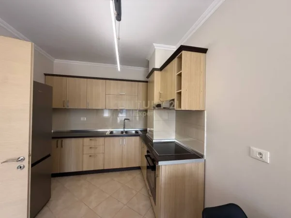 Tirane, jepet me qera apartament 1+1+Ballkon Kati 8, 75 m² 650 € (21 dhjetori)