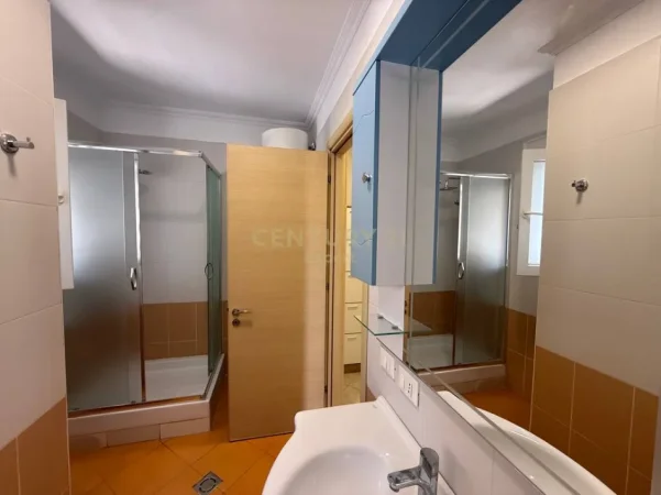 Tirane, jepet me qera apartament 1+1+Ballkon Kati 8, 75 m² 650 € (21 dhjetori)