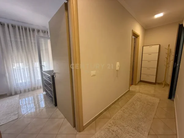 Tirane, jepet me qera apartament 1+1+Ballkon Kati 8, 75 m² 650 € (21 dhjetori)