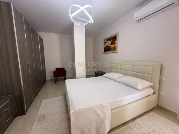 Tirane, jepet me qera apartament 1+1+Ballkon Kati 8, 75 m² 650 € (21 dhjetori)