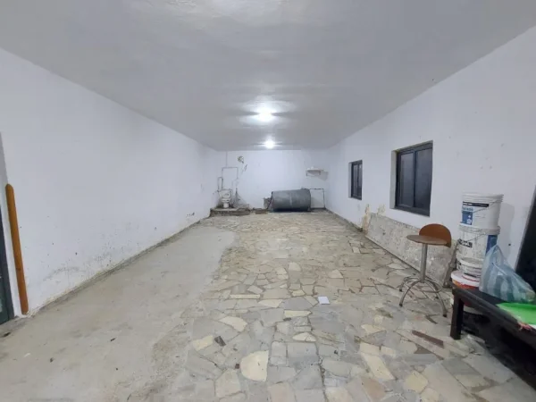 Tirane, jepet me qera magazine Kati 0, 70 m² 300 € (Shkolla Bashkuar)