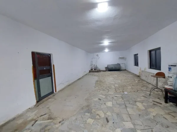 Tirane, jepet me qera magazine Kati 0, 70 m² 300 € (Shkolla Bashkuar)