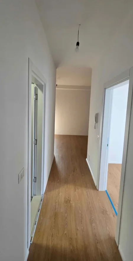 Tirane, jepet me qera zyre Kati 4, 110 m² 650 € (Rruga Egnatia)