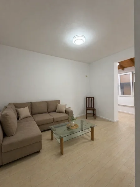 Tirane, jap me qera apartament 1+1+Aneks+Ballkon Kati 1, 500 € (Kodra e dielit 1)