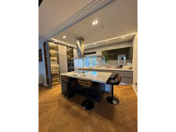 Tirane, jepet me qera apartament 2+1+Ballkon Kati 5, 123 m² 2.000 € (Liqeni i Thate)