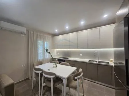 Tirane, jepet me qera apartament 2+1+Ballkon Kati 0, 132 m² 650 € (Sauk)