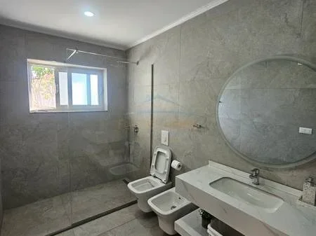 Tirane, jepet me qera apartament 2+1+Ballkon Kati 0, 132 m² 650 € (Sauk)