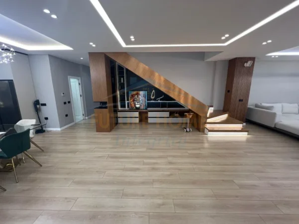 Tirane, Qera, Duplex 4+1+3+Verandë+Post parkimi, Kompleksi Square 21