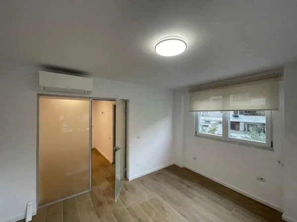 Tirane, jepet me qera ambjent biznesi Kati 2, 74 m² 700 €