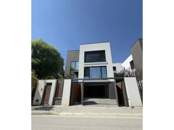 Tirane, jepet me qera Vile Kati 0, 300 m² 3.500 € 