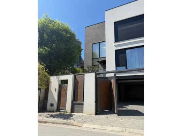 Tirane, jepet me qera Vile Kati 0, 300 m² 3.500 € 