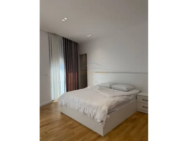 Tirane, jepet me qera Vile Kati 0, 300 m² 3.500 € 