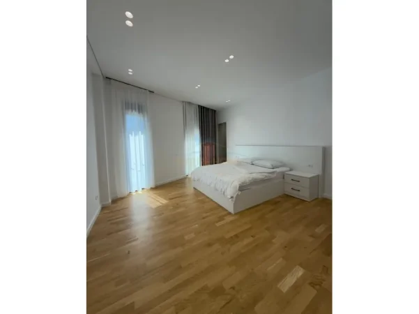Tirane, jepet me qera Vile Kati 0, 300 m² 3.500 € 